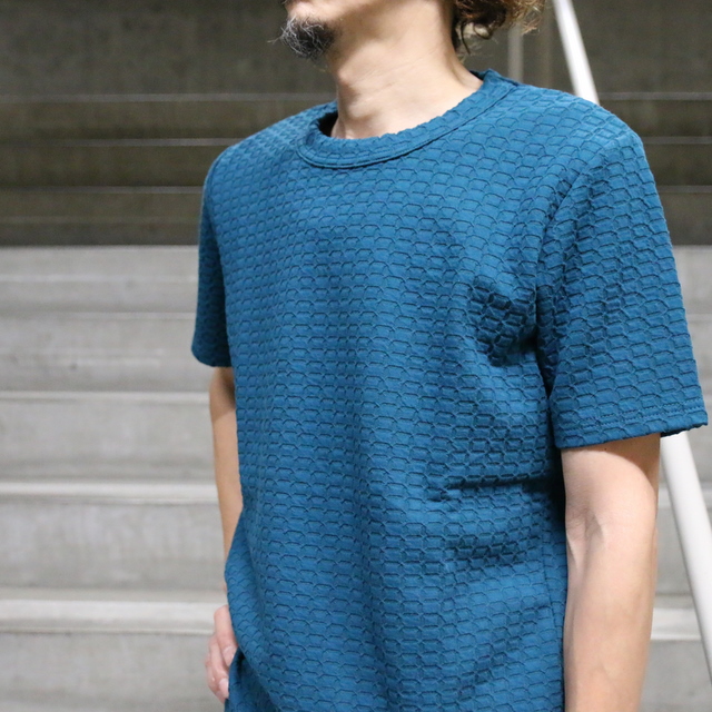生地に凹凸の表面変化のあるTシャツ | スタイリングログ – 武蔵小杉の